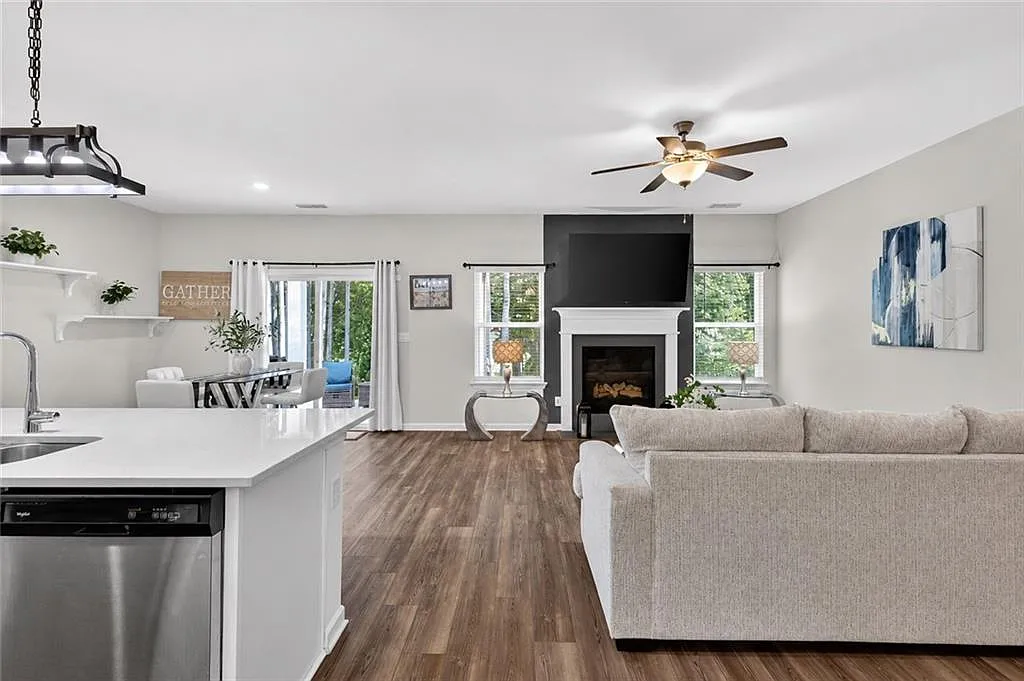 5 bed, 3.0 bath, 2752 sqft, $3,300 — Photo 3