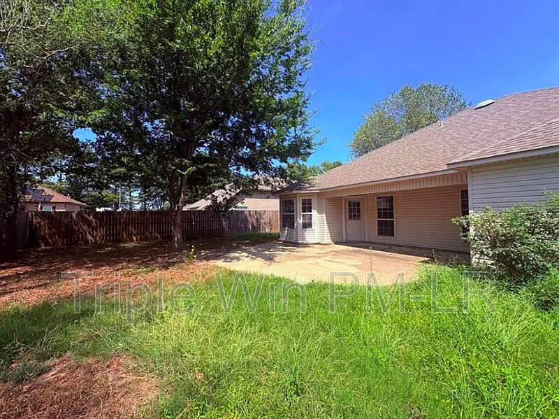 4 bed, 2.0 bath, 1996 sqft, $1,750 — Photo 4
