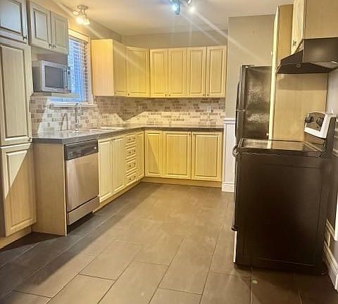 4th image of 695 Annland St