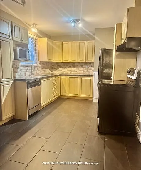 695 Annland St — Photo 4