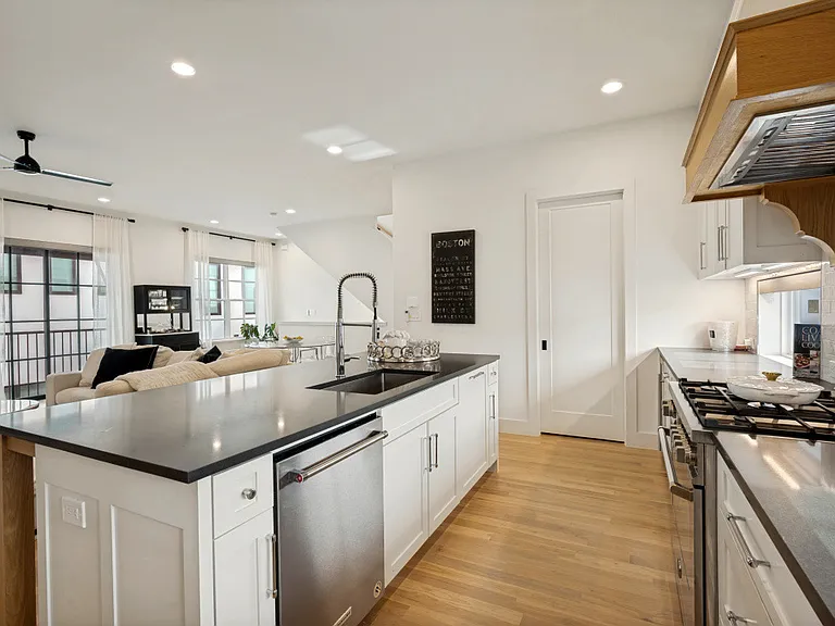 4220 Hawthorne Ave #103 — Photo 12