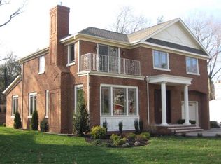 12 Oaks Hunt Rd, Great Neck, NY 11020