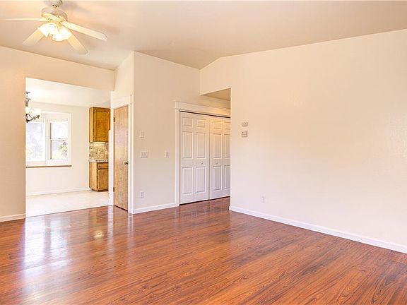 4th image of 2038 Mountain View Dr