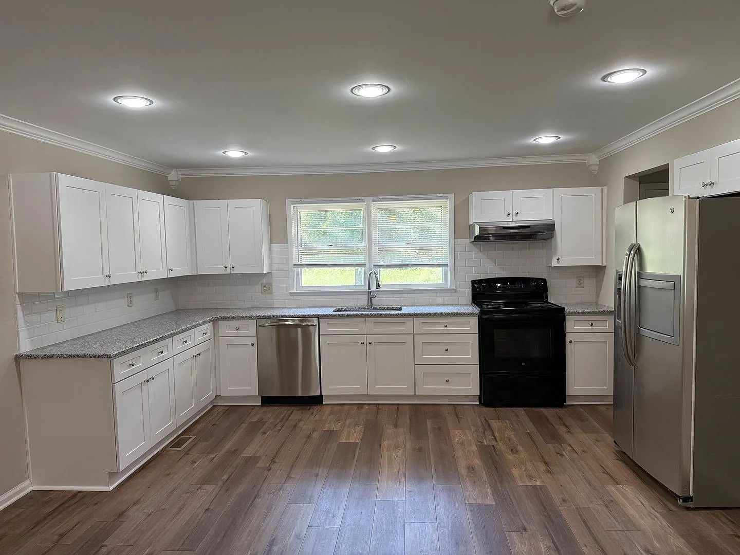 Newly renovated 3 bedroom, 2 bath home in Lenoir City with yard service included! — Photo 3