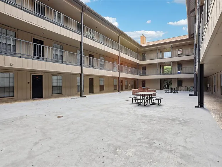 2401 Leon St #210 — Photo 28