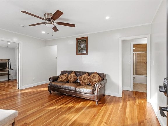 5th image of 423 Bedford St