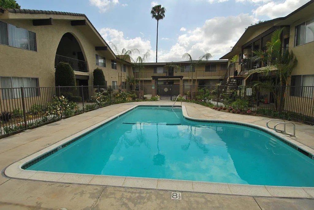 El Mirador Apartments — Photo 3