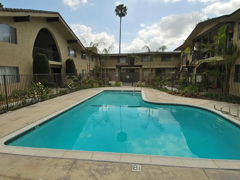 El Mirador Apartments — Photo 3