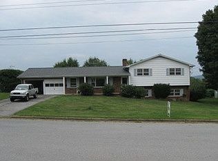 605 Willowood Dr, Johnson City, TN 37604