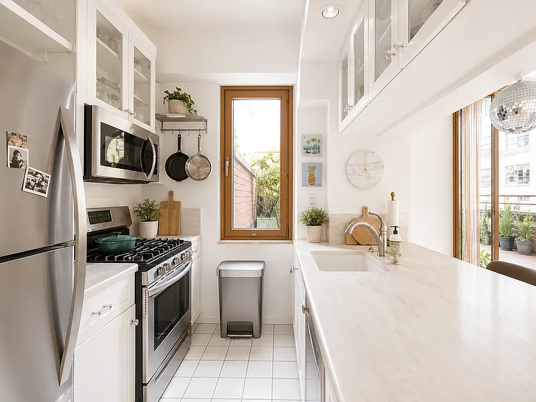 350 W 50th St #6U — Photo 4