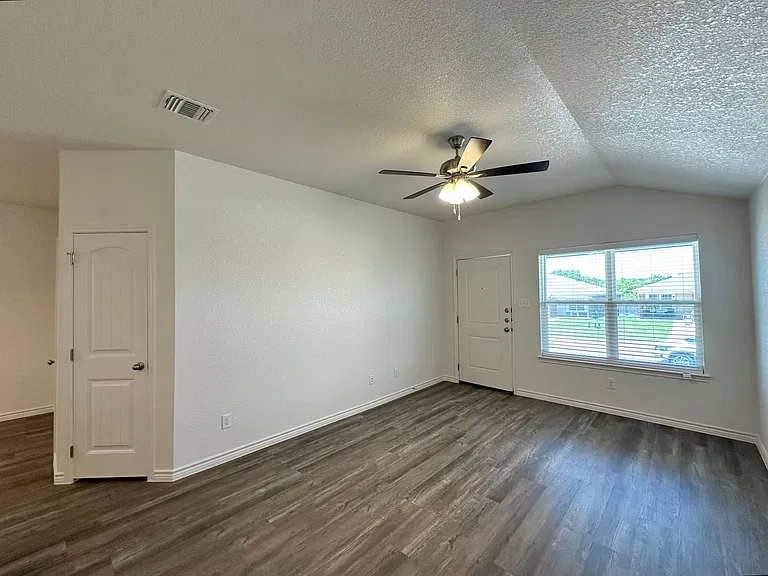 121 Dolphin Dr — Photo 4