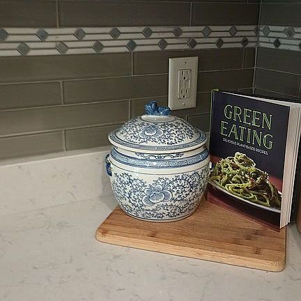 Glass backsplash 