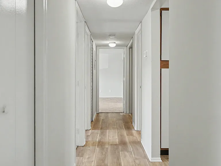 Ridgeview - Hallway Ridgeview - Hallway