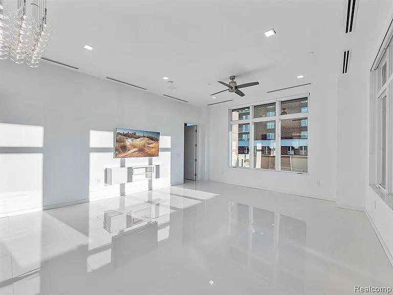 400 S Old Woodward Ave #315 — Photo 11