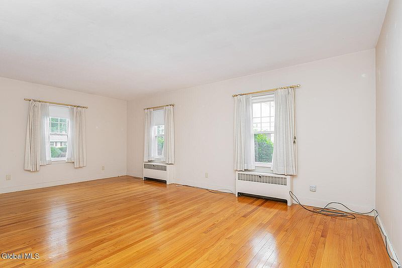 5th image of 22 Westlyn Court