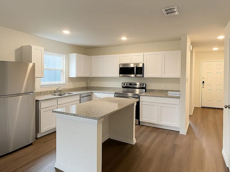 414 E Munson St — Photo 3