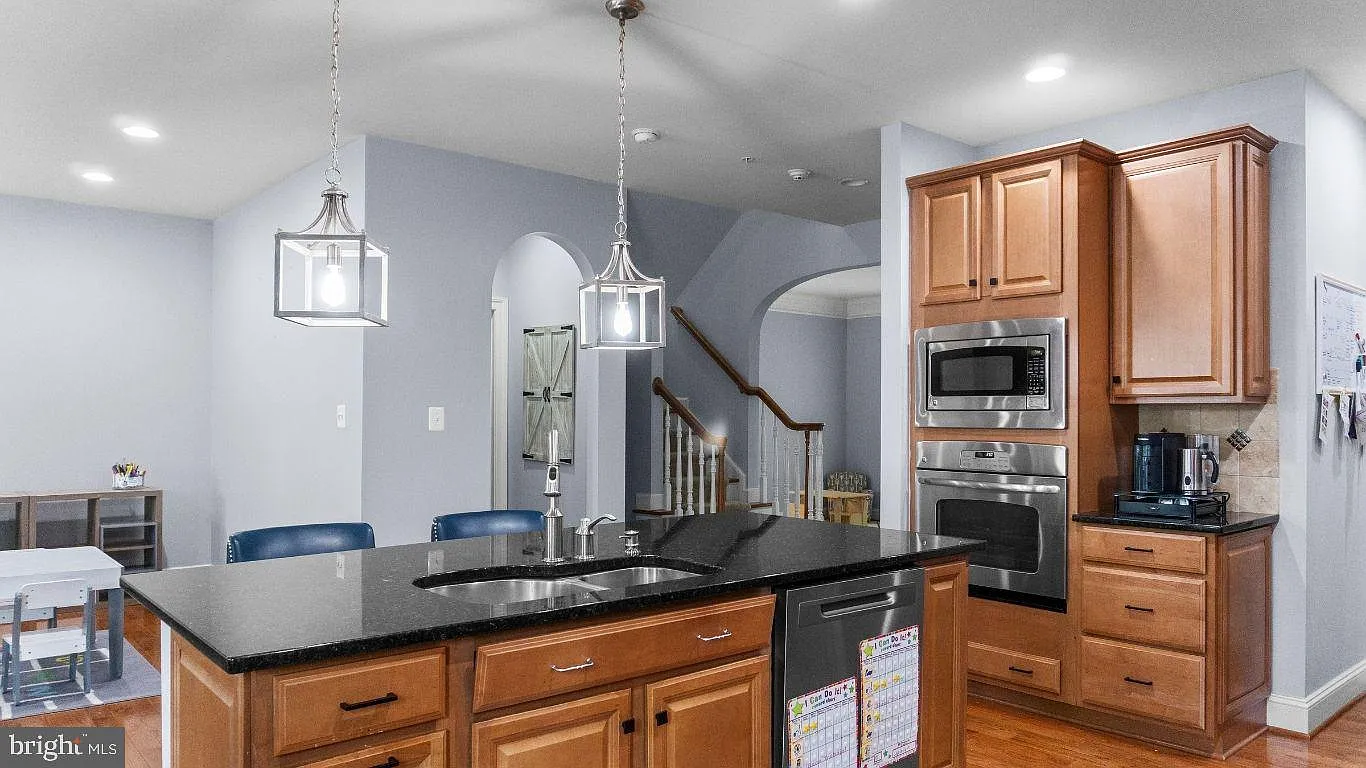 5 bed, 3.5 bath, 3150 sqft, $3,800 — Photo 4