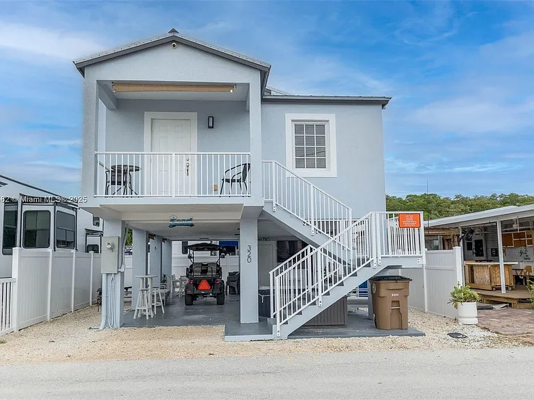 325 Calusa St — Photo 1
