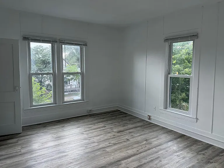 615 Taylor St NE — Photo 4
