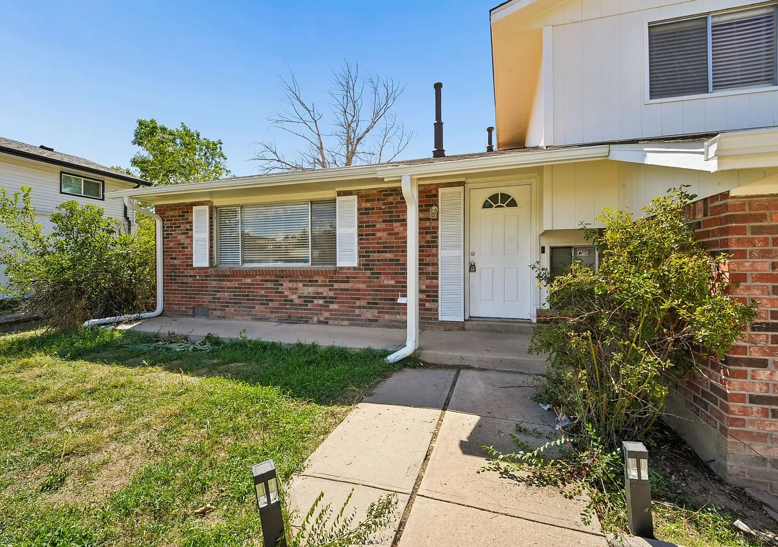 Beautiful Three Bedroom Home In Aurora — Photo 3