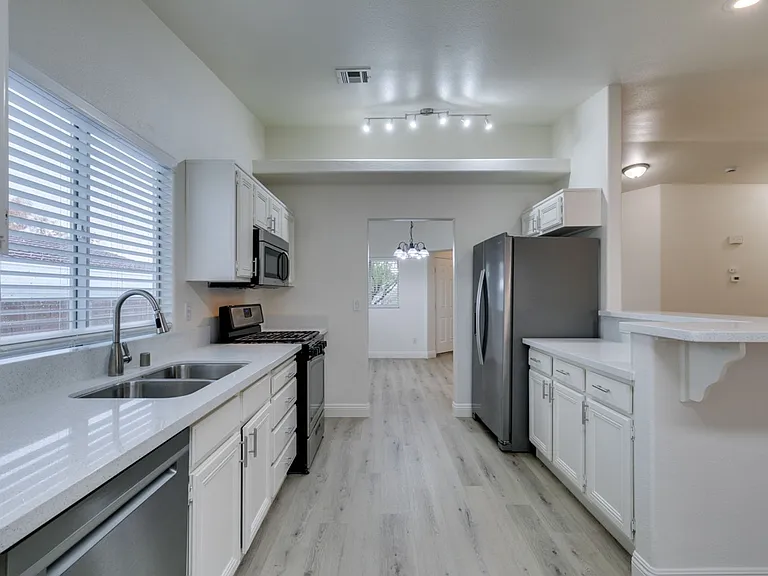 437 Palegold St — Photo 28