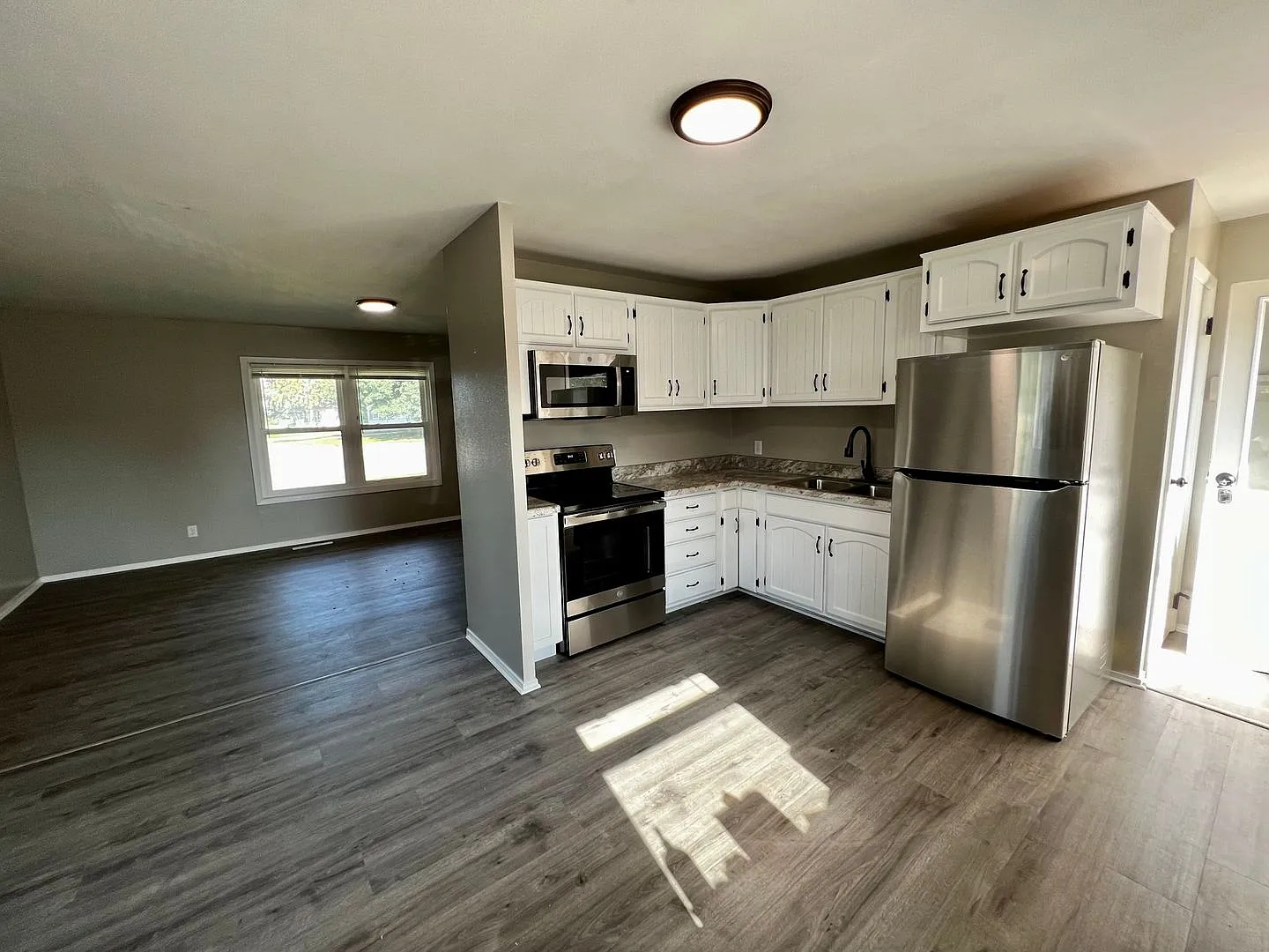3 Bedroom 1 Bathroom Home — Photo 4