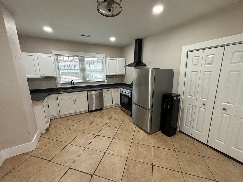402 W Mobile St