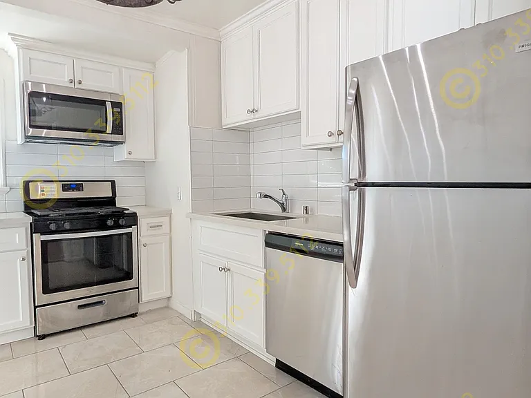 969 N Doheny Dr #1/2 — Photo 24