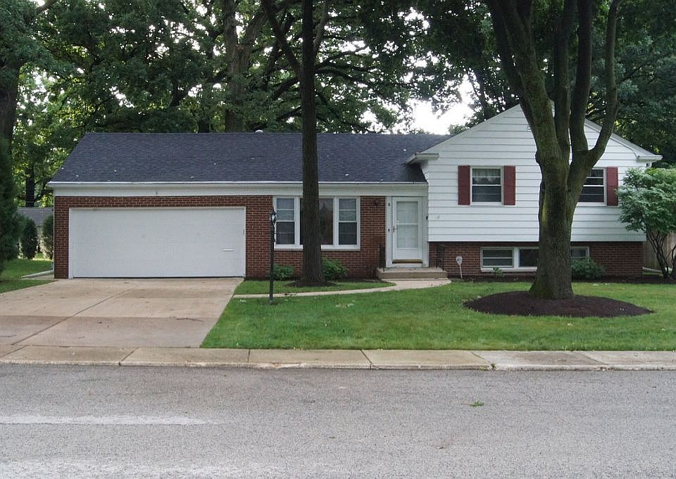 1st image of 8 Knollwood Dr