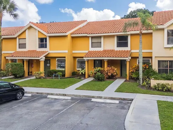 3694 Coral Tree Cir, Pompano Beach, FL 33073