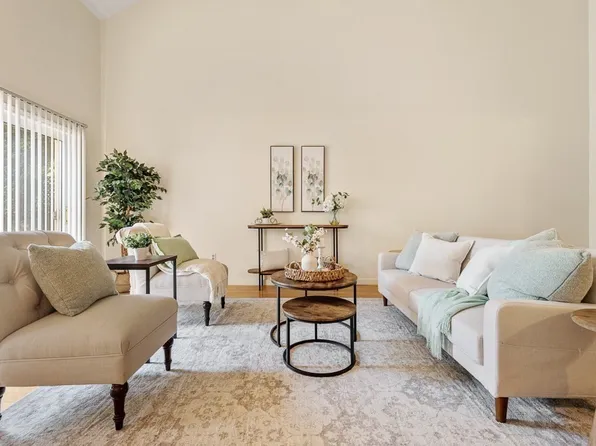 7 Ascot Ln #7, Uxbridge, MA 01569