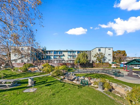 1867 Temple Ave APT 32