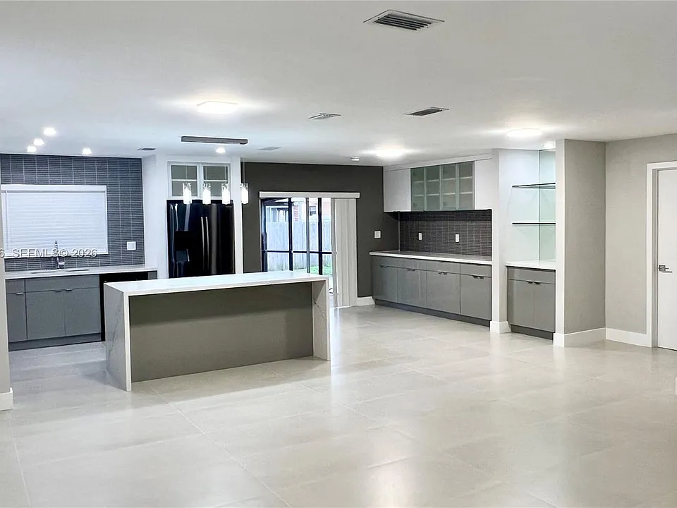 240 SE 7th St
