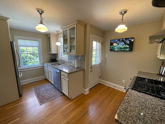 5th image of 611 Woodmere Rd