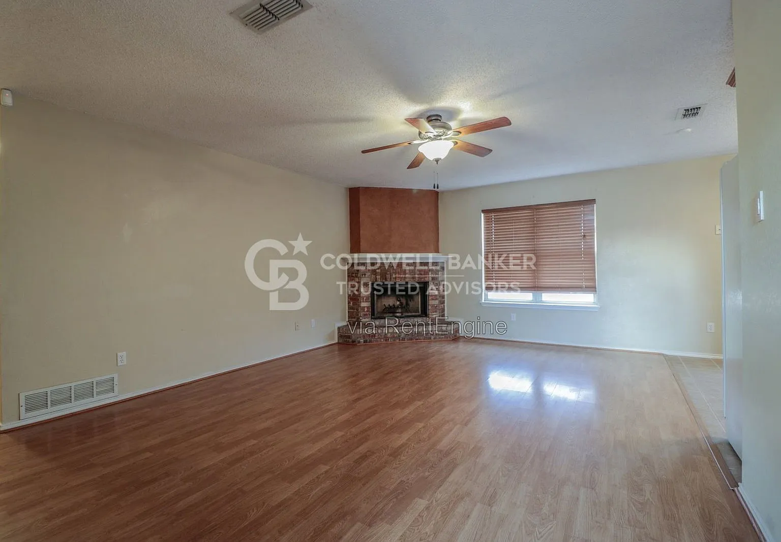 3 bed, 2.0 bath, 1182 sqft, $1,325 — Photo 2