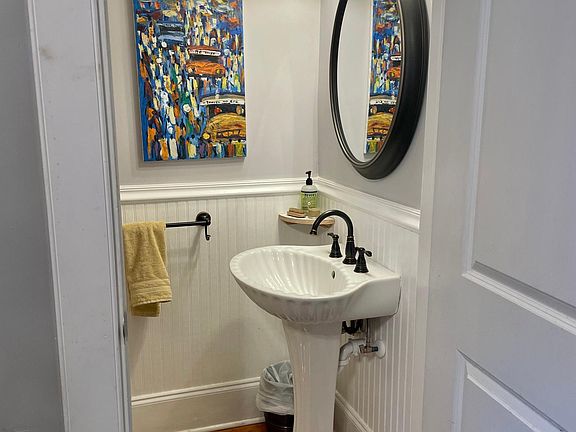 1/2 guest bathroom