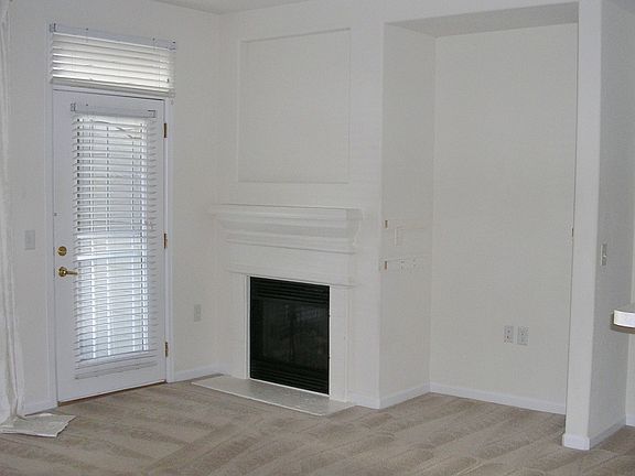 LIV RM FIREPLACE/NICHE