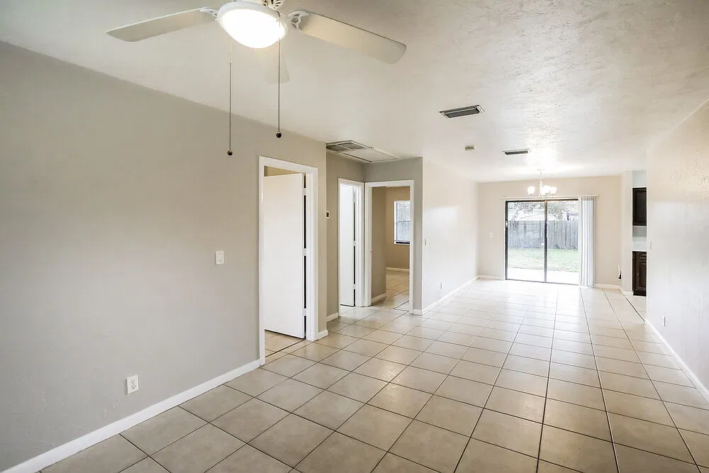 3 bed, 2.0 bath, 1099 sqft, $2,585 — Photo 3