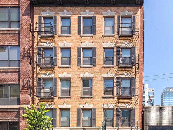 Vintage charm in the heart of River North.