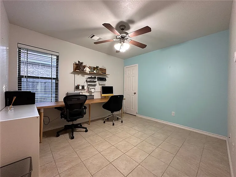 913 Delrey Dr — Photo 29