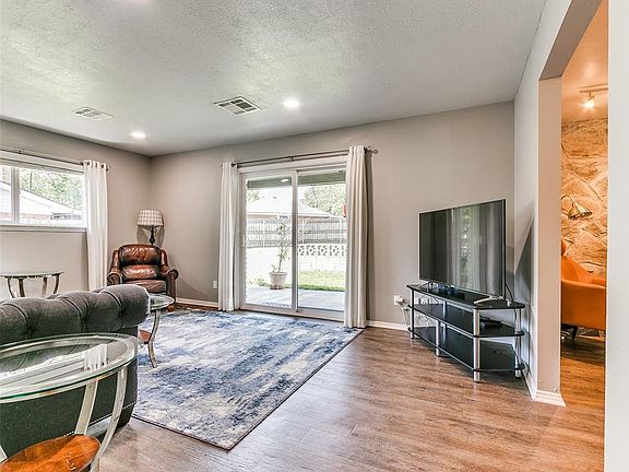 5th image of 400 Forest Dr