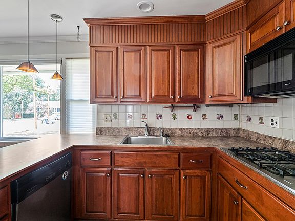 4th image of 14707 Crenshaw Dr