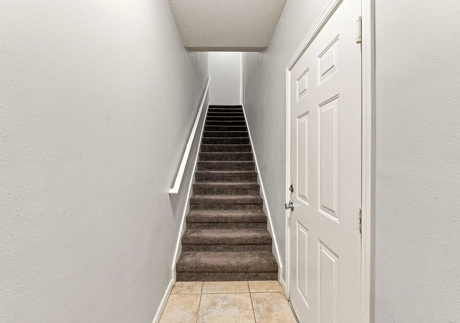Absolutely Stunning 3 BR/2 BA/2 Car Garage Condo in gorgeous Gated New Tampa resort style community. — Photo 3