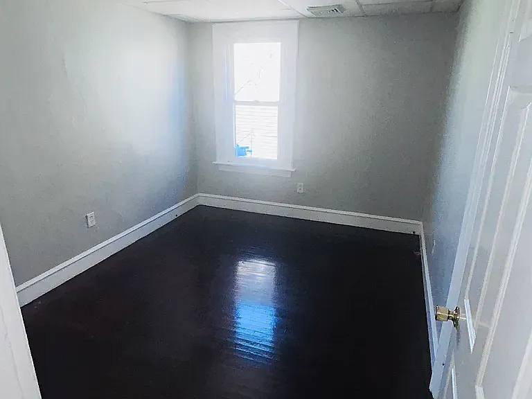 3 bed, 1000 sqft, $1,800 — Photo 2