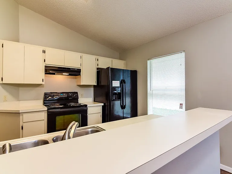 704 Sand Ridge Dr — Photo 8
