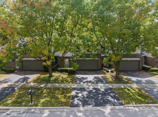 23W501 Green Trails Dr, Naperville, IL 60540