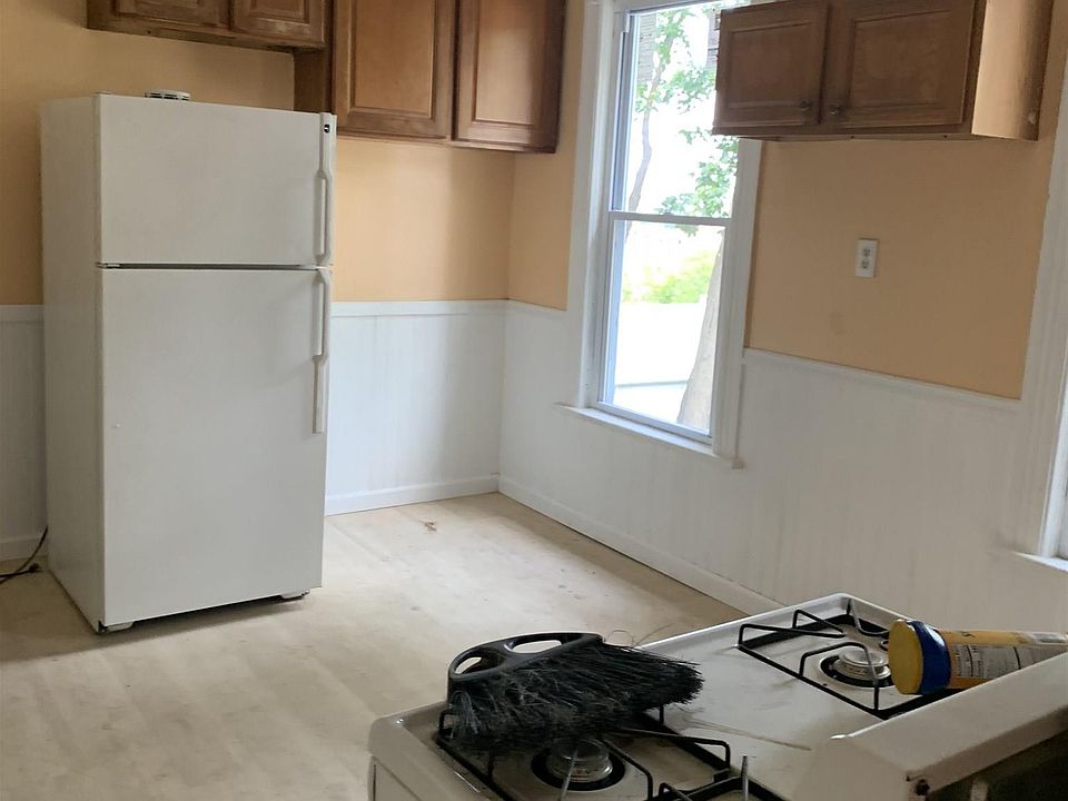 2nd image of 402 Summit Ave