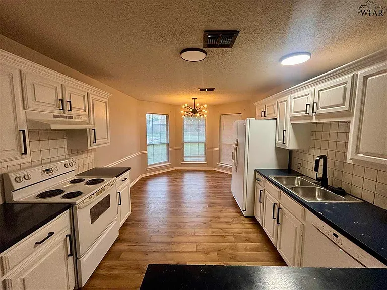 5207 Northview Dr — Photo 3