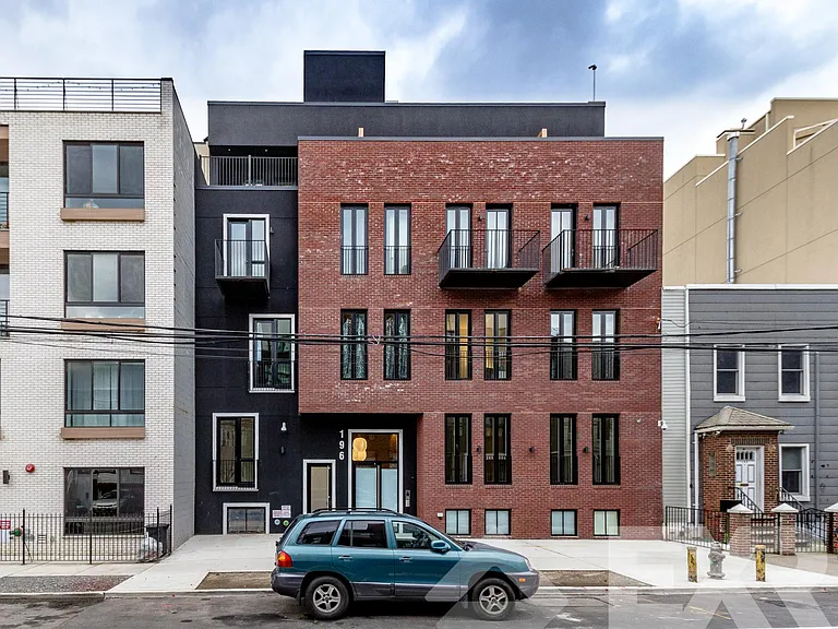 196 Freeman St — Photo 15