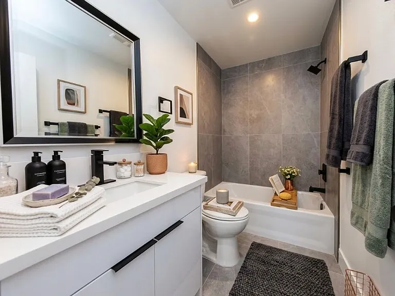 Luxury 3 & 4 Bed Townhomes | Walk to NoHo Arts District + Toluca Lake — Photo 42